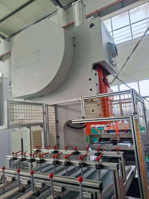 LK-T63 ফুড ফয়েল কন্টেইনার পাঞ্চিং মেশিন, ৯,০০০–১২,০০০ ইউনিট/ঘণ্টা উৎপাদন